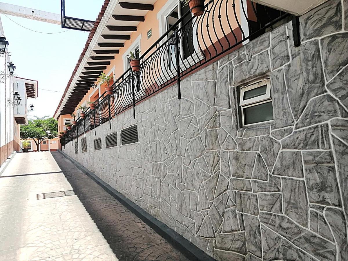 Hotel Aquiles Γκουανταλαχάρα Εξωτερικό φωτογραφία
