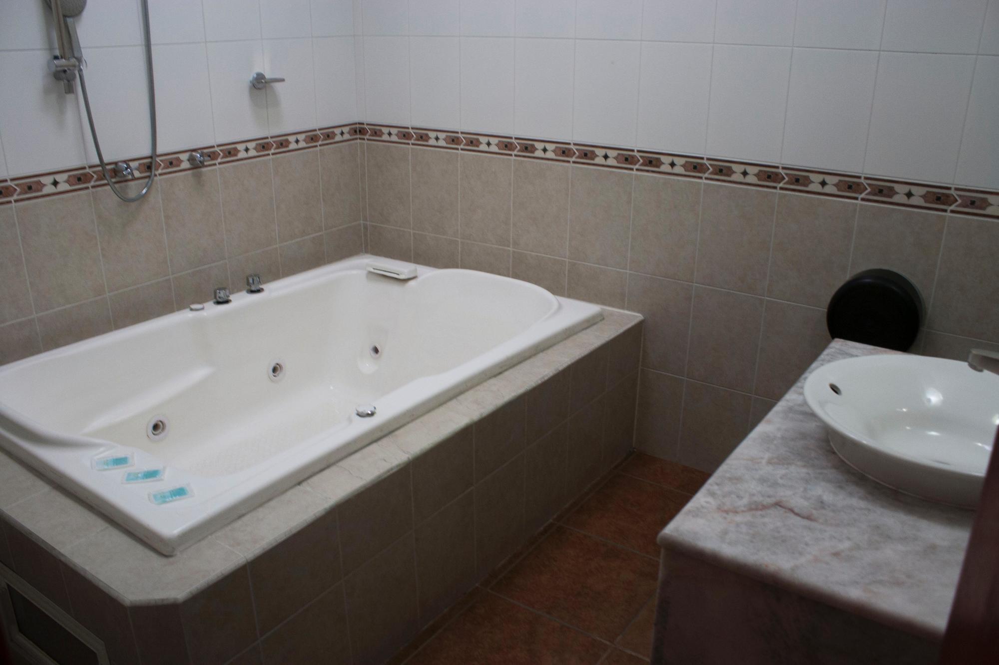 Hotel Aquiles Γκουανταλαχάρα Εξωτερικό φωτογραφία